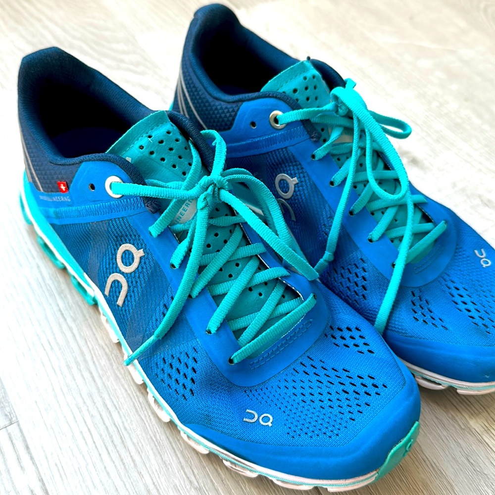 Blue on cloud sneakers size 6